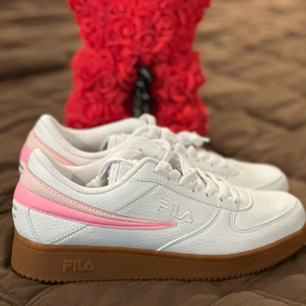 Fila woman 
White and Pink Sneakers